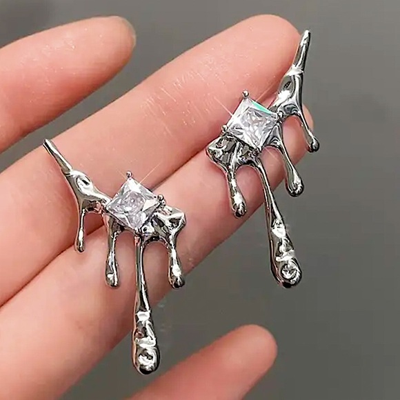 🔵𝟲𝟱%𝗢𝗙𝗙 𝗯𝘂𝗻𝗱𝗹𝗲𝘀 𝟯+🔵 NEW Oozing Rhinestone Contemporary Drop Earrings - Picture 15 of 17